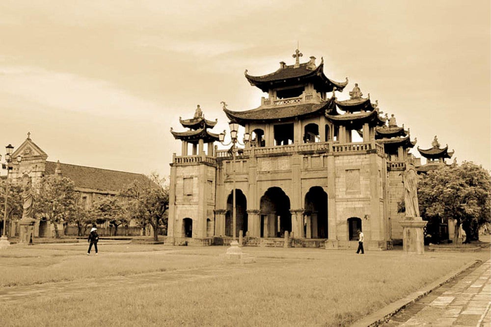The main church was inaugurated in 1891 under the title of Our Lady of the Rosary, becoming a major pilgrimage site in Ninh Binh 